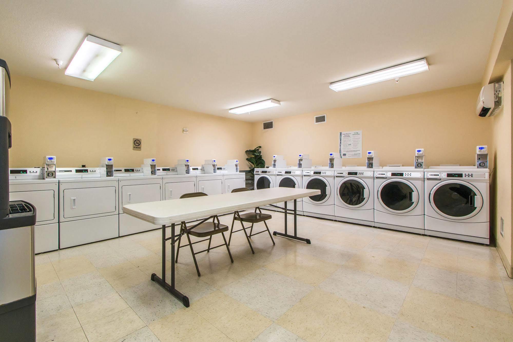 Intown Suites Extended Stay Greensboro Nc - Airport Dış mekan fotoğraf