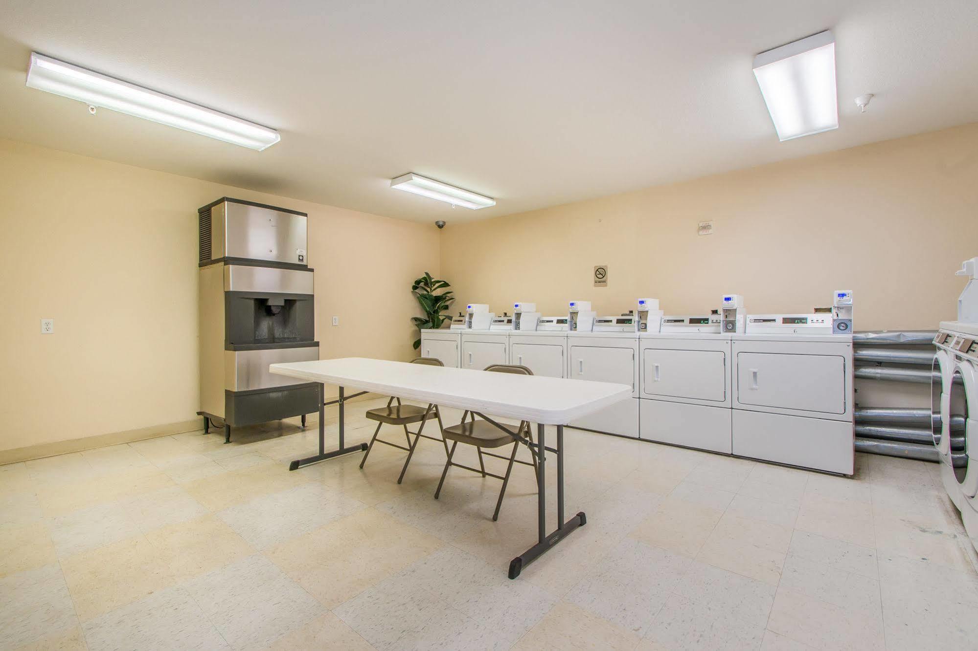 Intown Suites Extended Stay Greensboro Nc - Airport Dış mekan fotoğraf